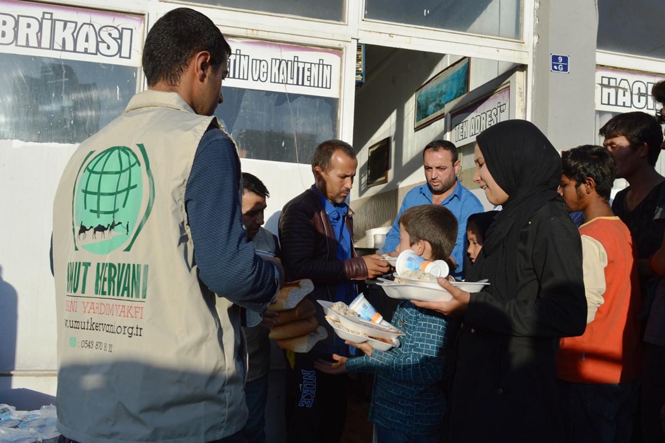 Umut Kervanı Afgan mültecilere yemek dağıttı